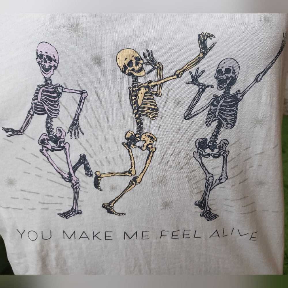 Women's L, Juniors XXXL cute spooky skeleton tee